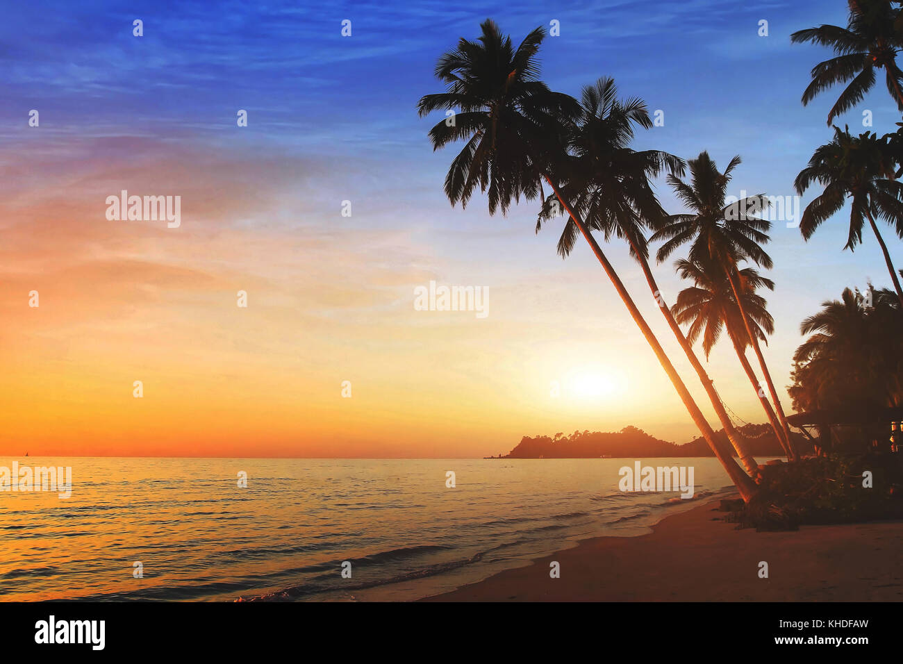 Schönen exotischen Strand Landschaft bei Sonnenuntergang, tropische Ferien auf dem Meer Stockfoto