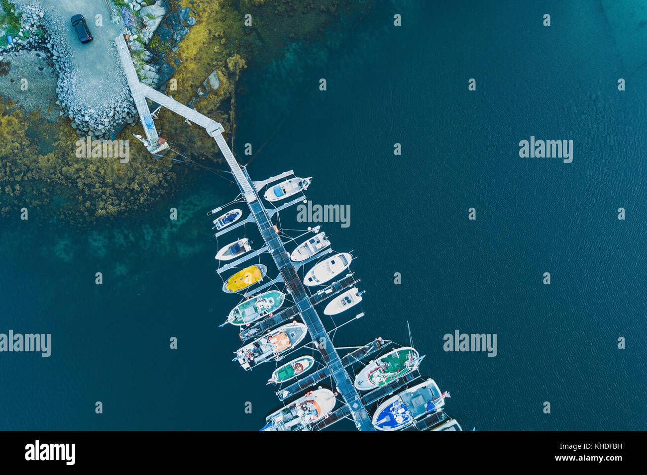 Luftaufnahme der Pier und Boote von oben von drohne Stockfoto