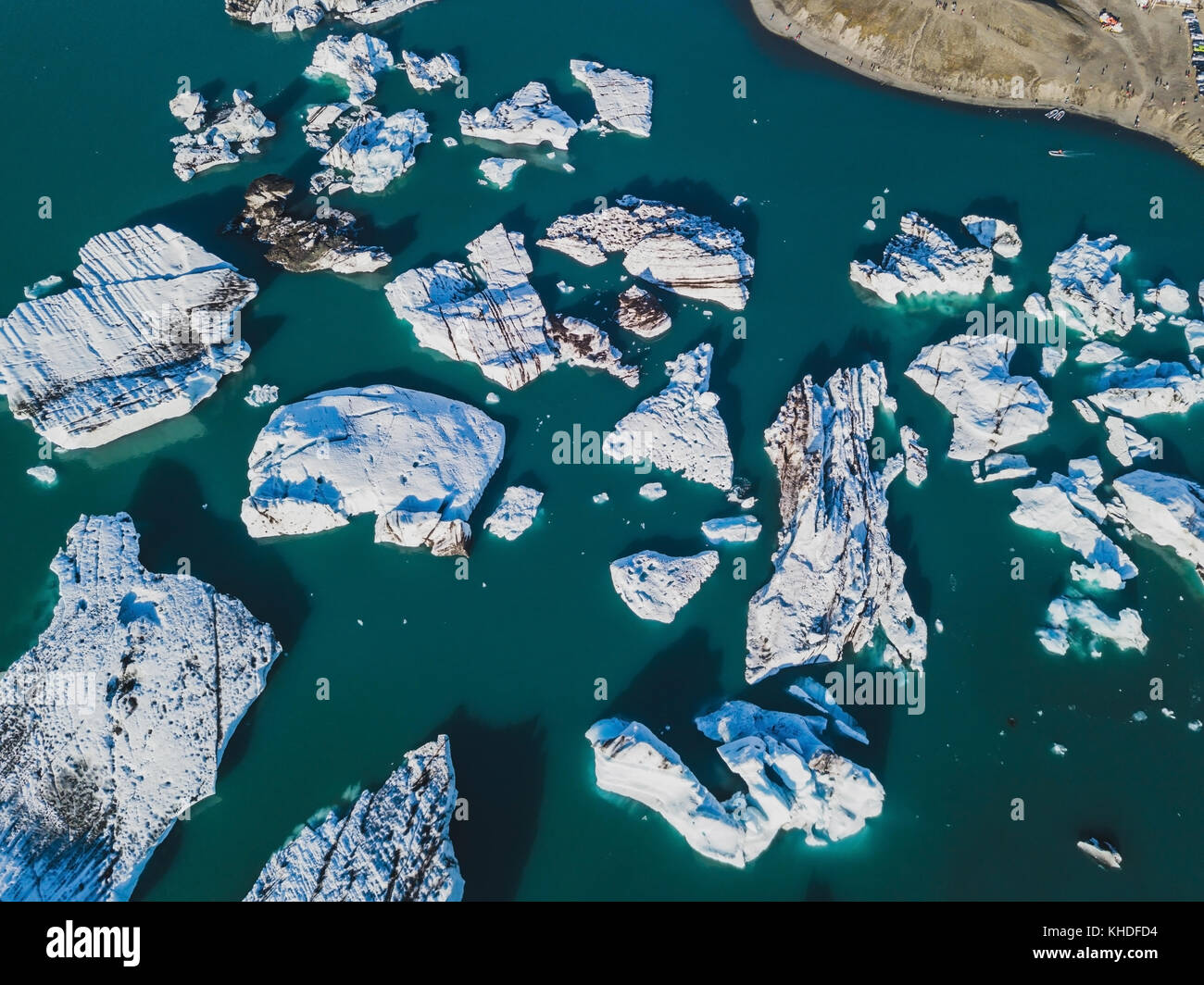 Antenne Landschaft der Eisberge in Gletscherlagune Jokulsarlon in Island, Scenic drone Ansicht der schmelzenden Gletscher, Natur Hintergrund Stockfoto