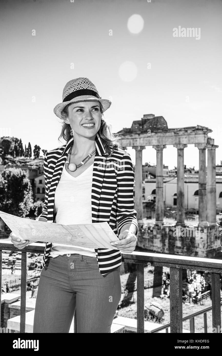 Roman Holiday. Lächeln auf den modernen Reisenden Frau gegen Forum Romanum in Rom, Italien, mit Karte Stockfoto