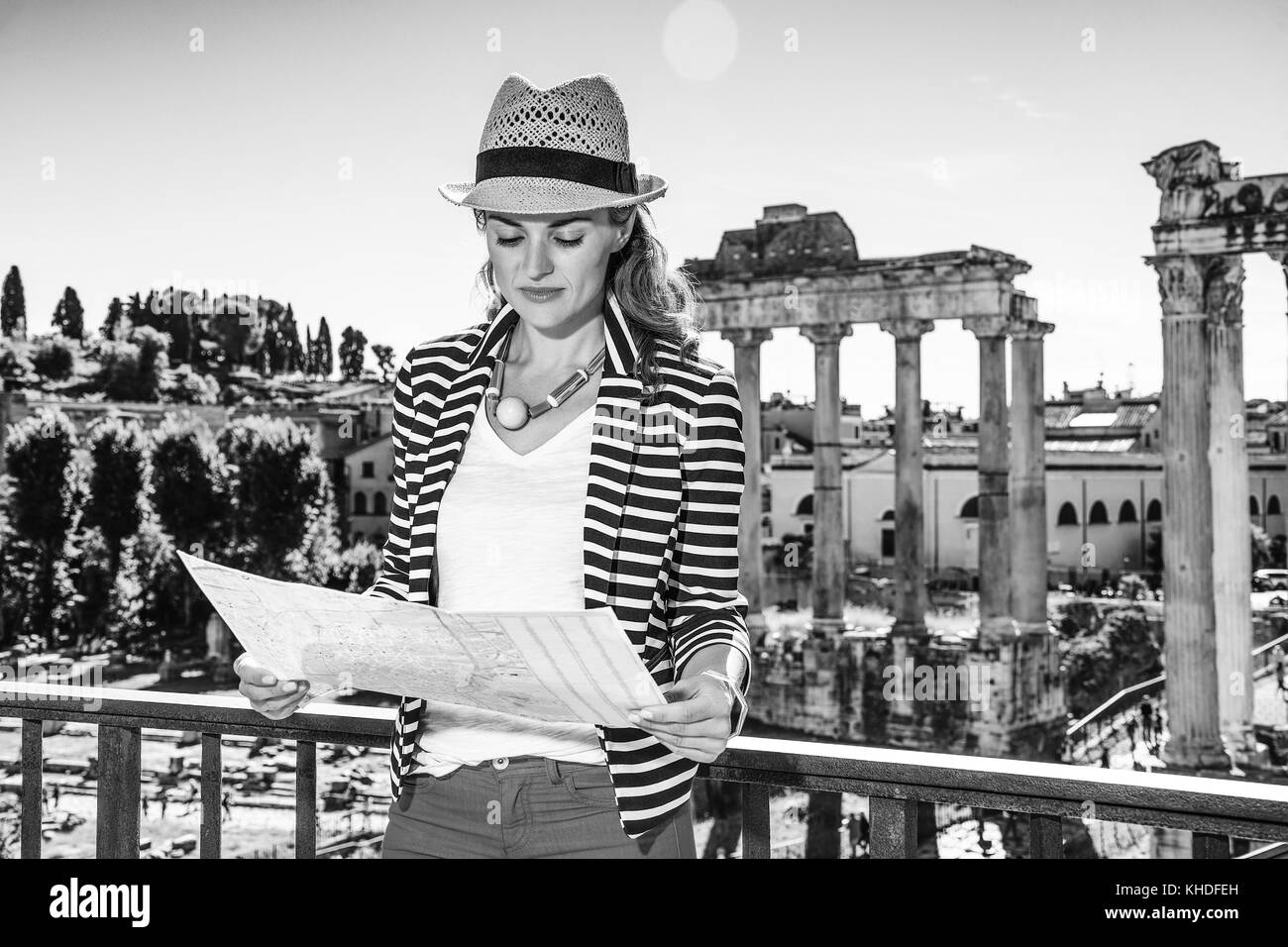 Roman Holiday. moderne Frau in der Vorderseite des Forum Romanum in Rom, Italien, Auf der Karte suchen Stockfoto