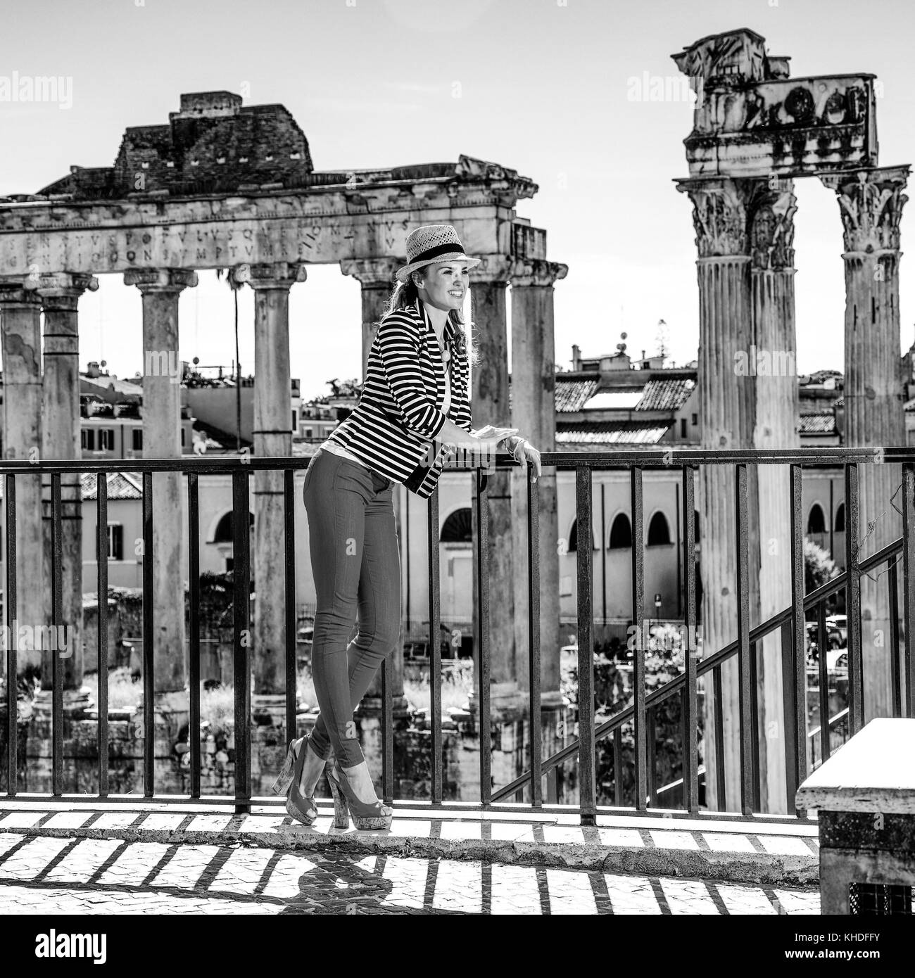 Urlaub in Rom. in voller Länge Porträt der lächelnden Elegante reisenden Frau in Rom, Italien Sehenswürdigkeiten erkunden Stockfoto