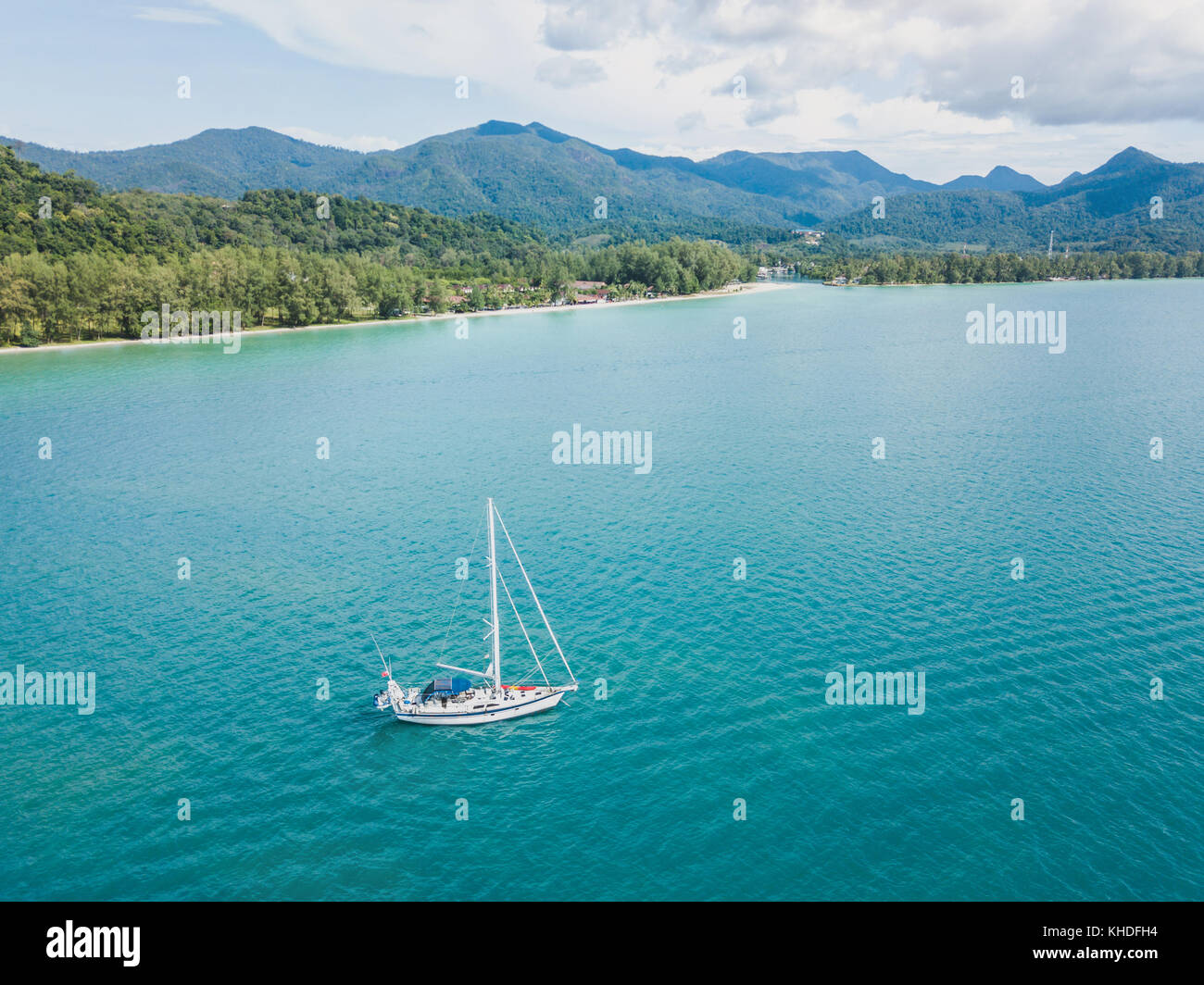 Segelboot in der Nähe von Koh Chang Insel in Thailand, schöne Antenne Paradise Beach Landschaft von drohne Stockfoto