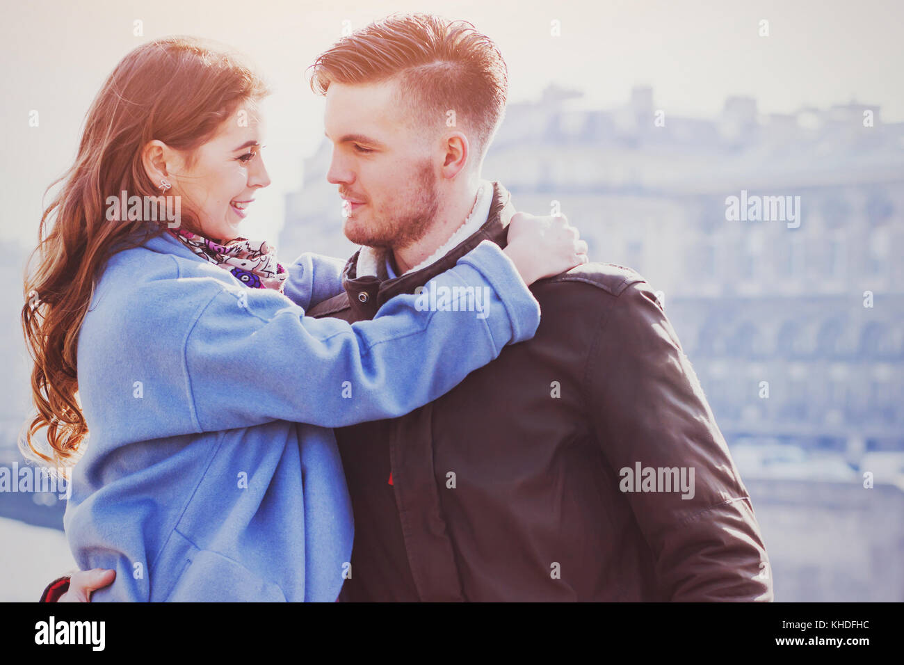 Closeup Portrait von liebevollen Mann und Frau, Junge glückliche Pärchen auf der Suche nach einander außerhalb Stockfoto