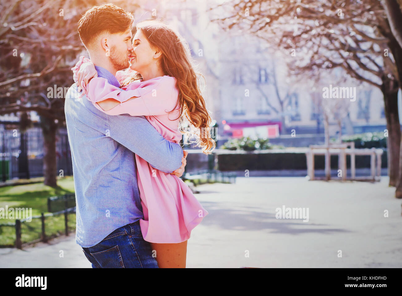 Glückliche Menschen, dating, junge schöne Paar küssen und Lachen im Freien Stockfoto