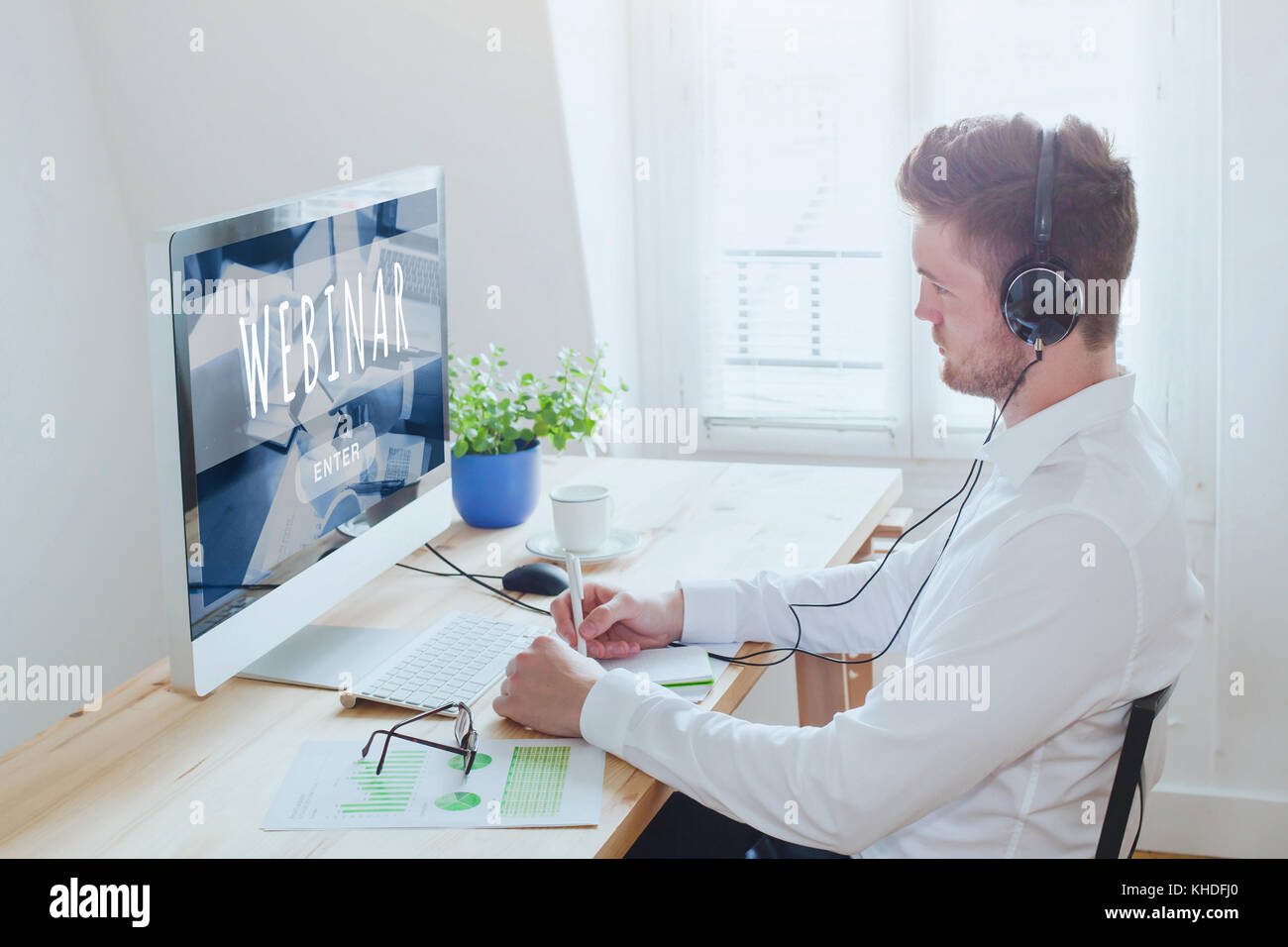 Unternehmer Webinar teilnehmen, online, Bildung auf Internet, e-Learning - Konzept Stockfoto