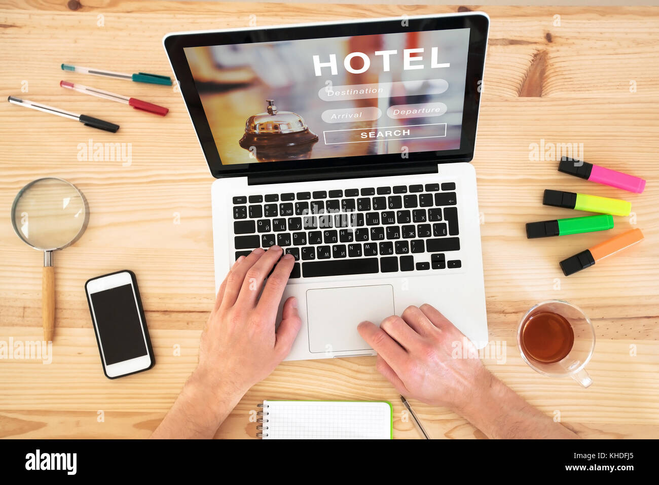 Hotel buchen im Internet, Reservierung online auf dem Bildschirm des Computers Stockfoto