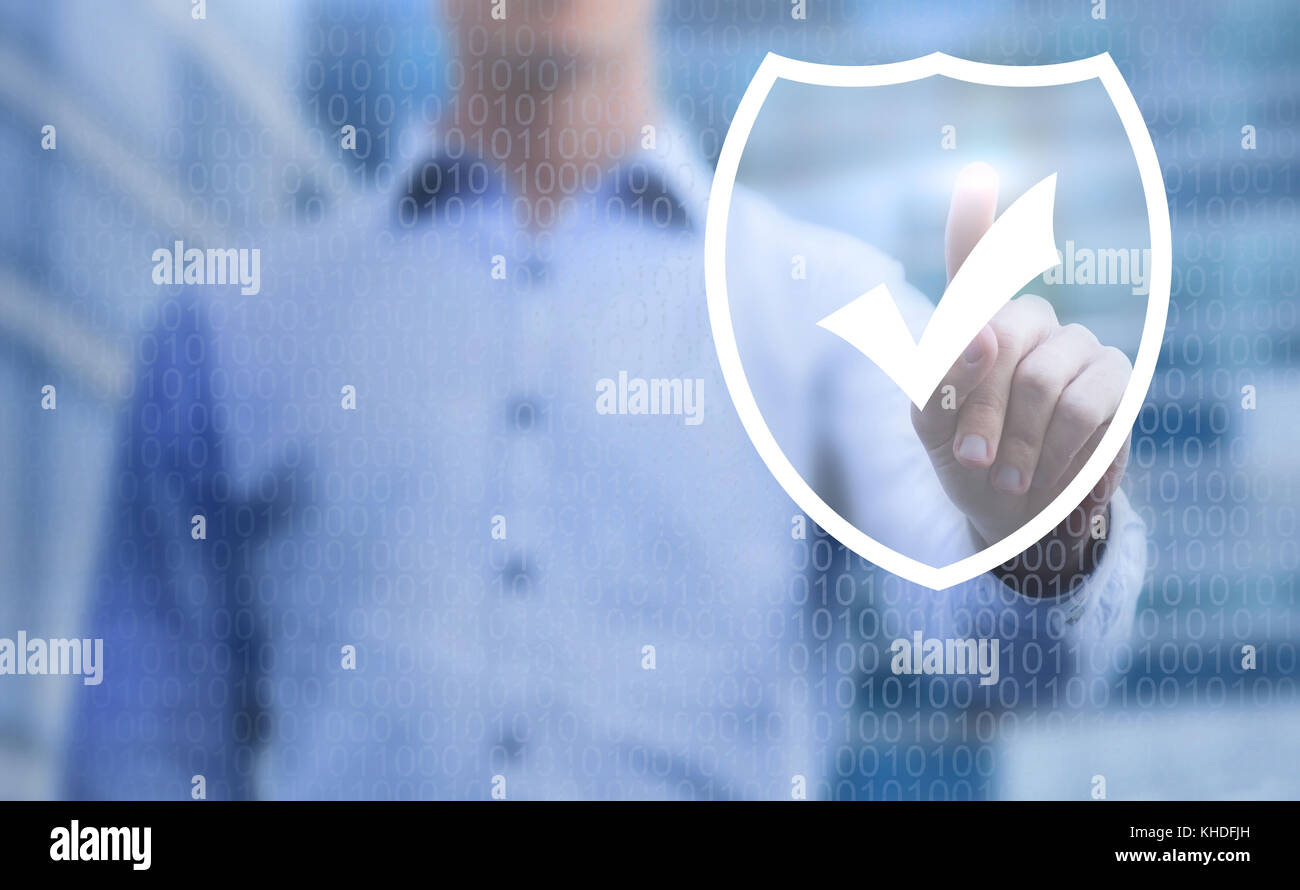 Cybersecurity Konzept, online Datenschutz im Internet, virtuelle Web Shield auf dem Touchscreen Stockfoto