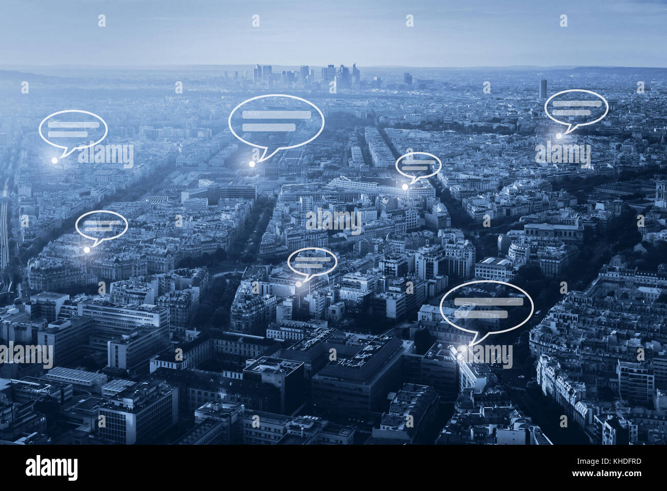 Online Kommunikation Konzept, soziales Netzwerk mit Sprechblasen auf Blau Stadtbild Hintergrund Stockfoto
