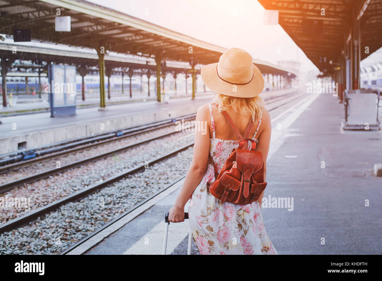 Reisen Hintergrund, Frau Reisende mit Gepäck, Passagier warten auf den Zug auf der Plattform von Bahnhof Stockfoto