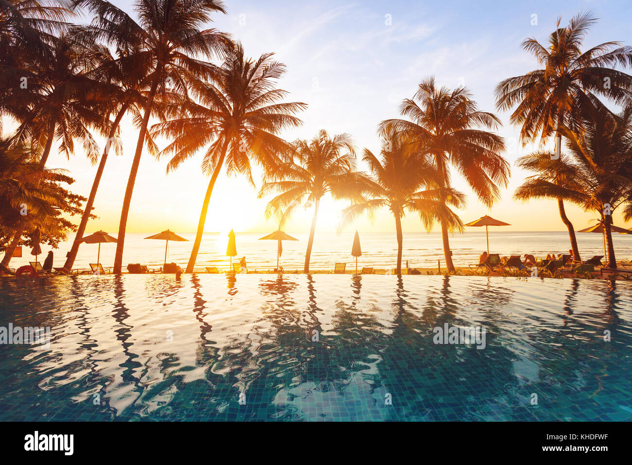 Luxus Swimmingpool am Strand, ruhige Szene von exotischen tropischen Landschaft mit Kopie Raum, Sommer Hintergrund für Urlaub Ferien Stockfoto