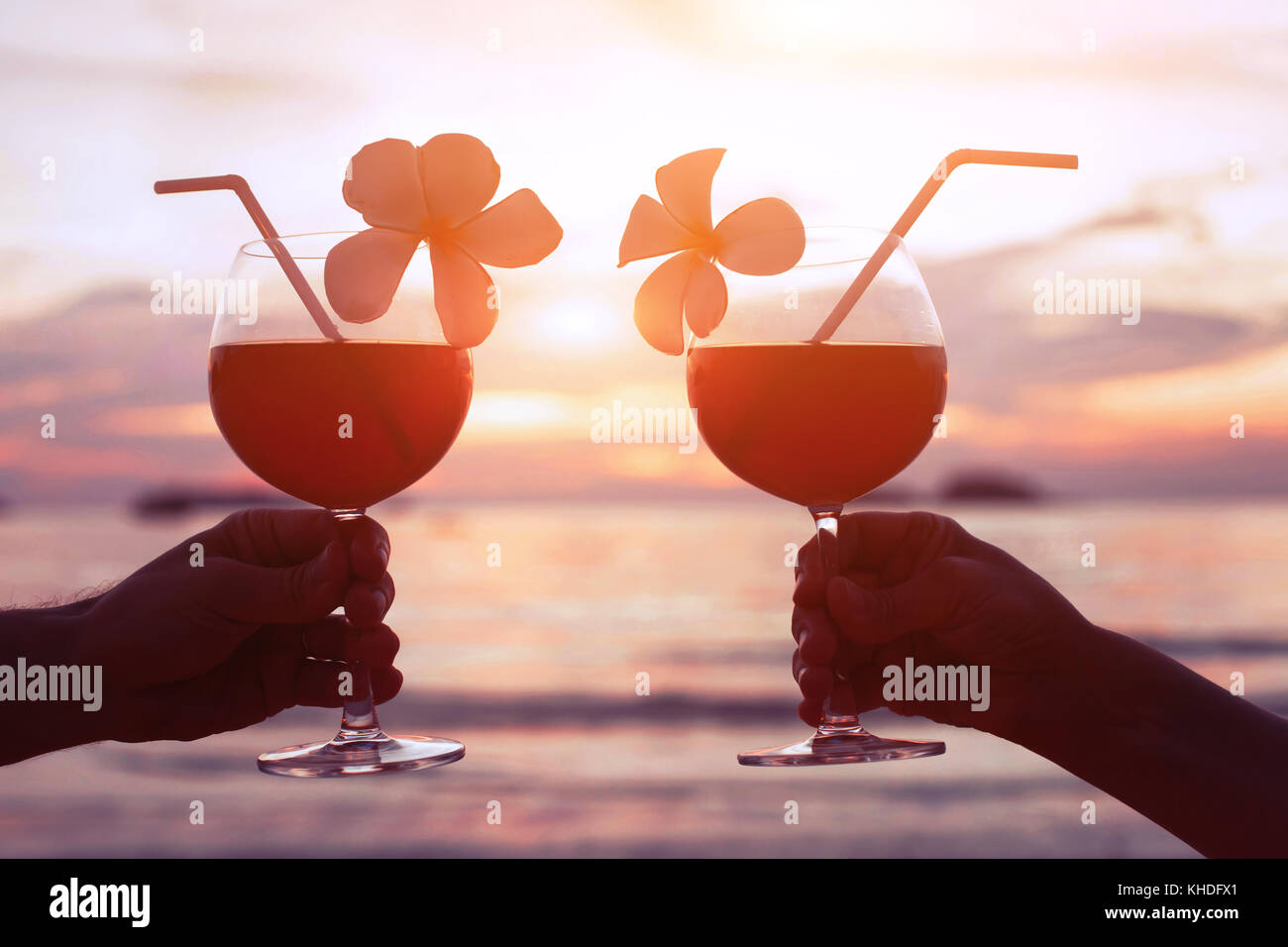 Paar trinken Cocktails am Strand bei Sonnenuntergang, luxuriösen Lebensstil Stockfoto