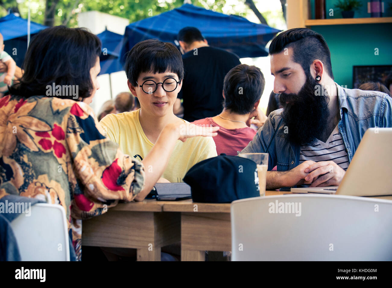Frau im Gespräch mit Begleiter Stockfoto
