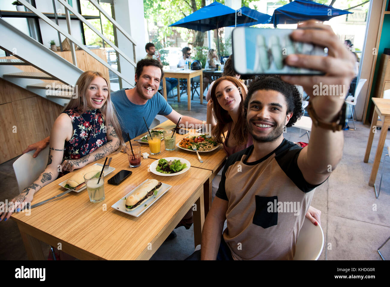 Menschen nehmen Selfie mit Freunden Stockfoto