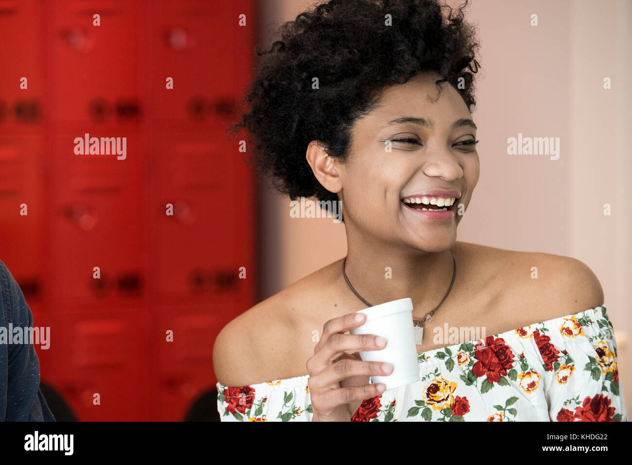 Junge Frau die Kaffeepause Stockfoto