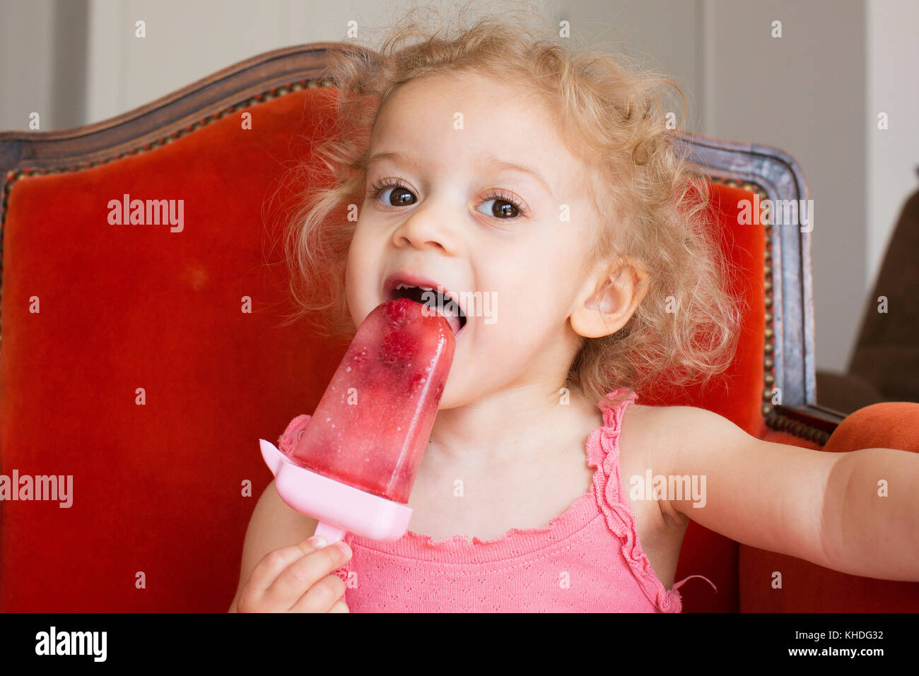 Kleine Mädchen essen Eis am Stiel Stockfoto