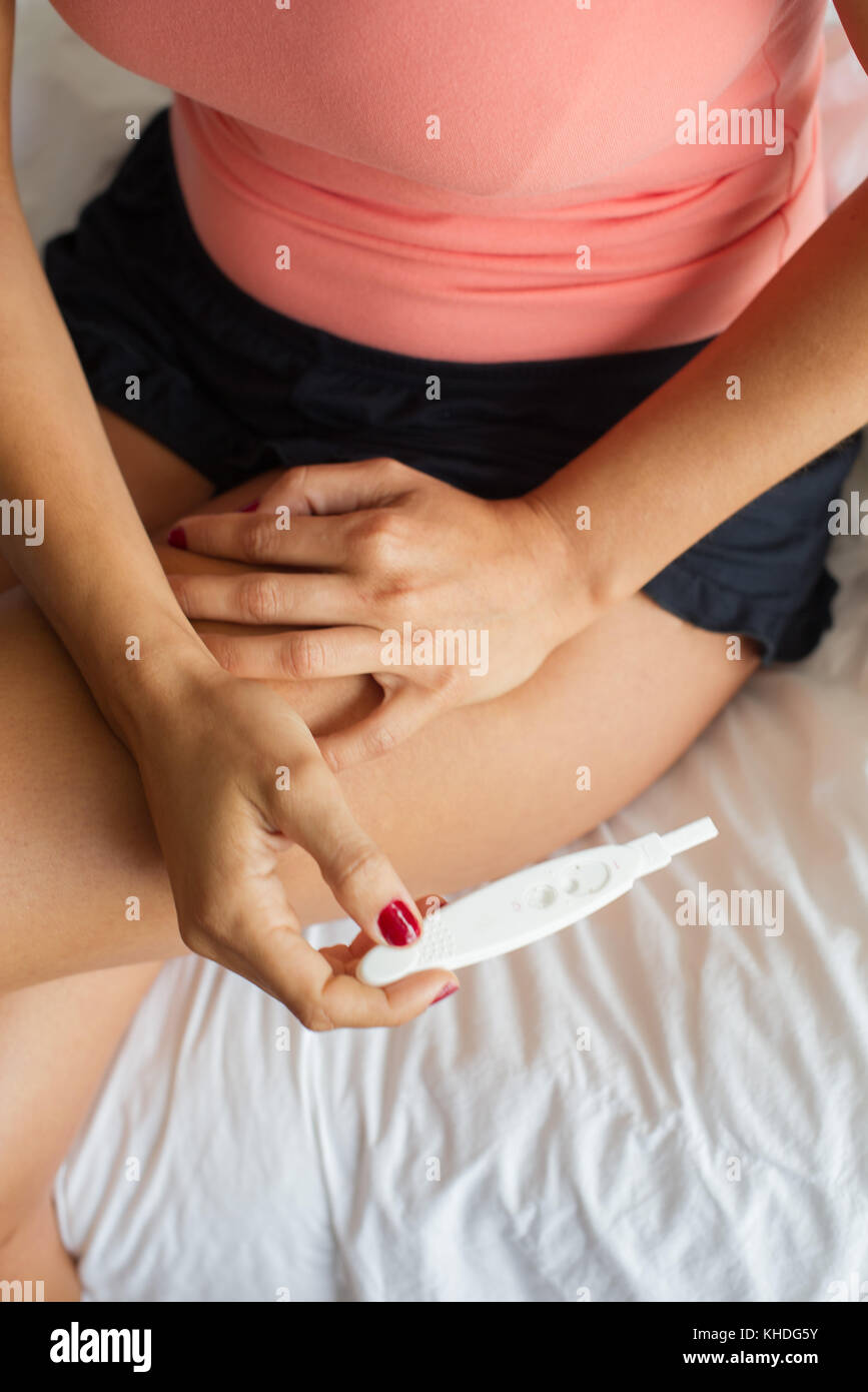 Frau mit Schwangerschaft Test Ergebnisse Stockfoto