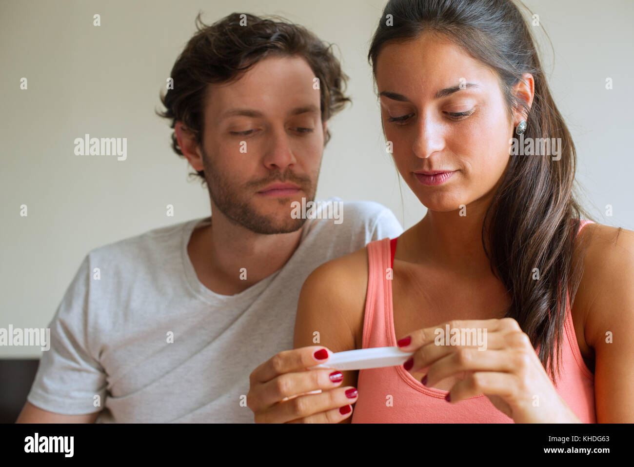 Paar auf der Suche bei Schwangerschaftstest Stockfoto