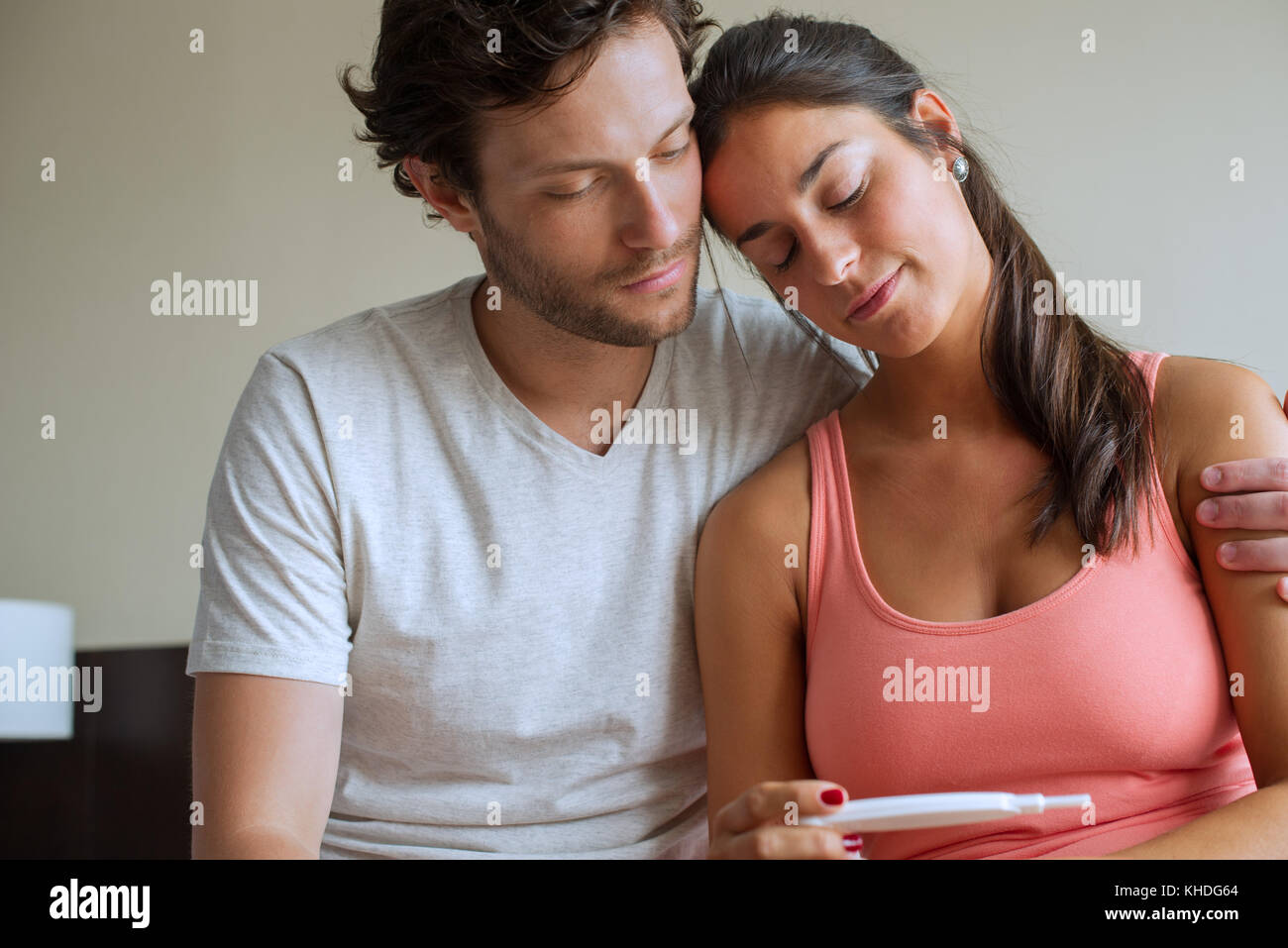 Paar auf der Suche bei Schwangerschaftstest Stockfoto