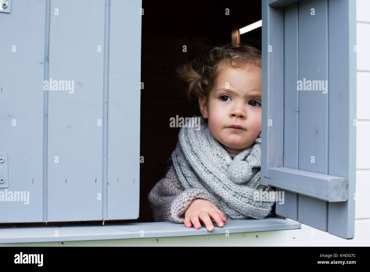 Kleines Mädchen, Fenster Stockfoto