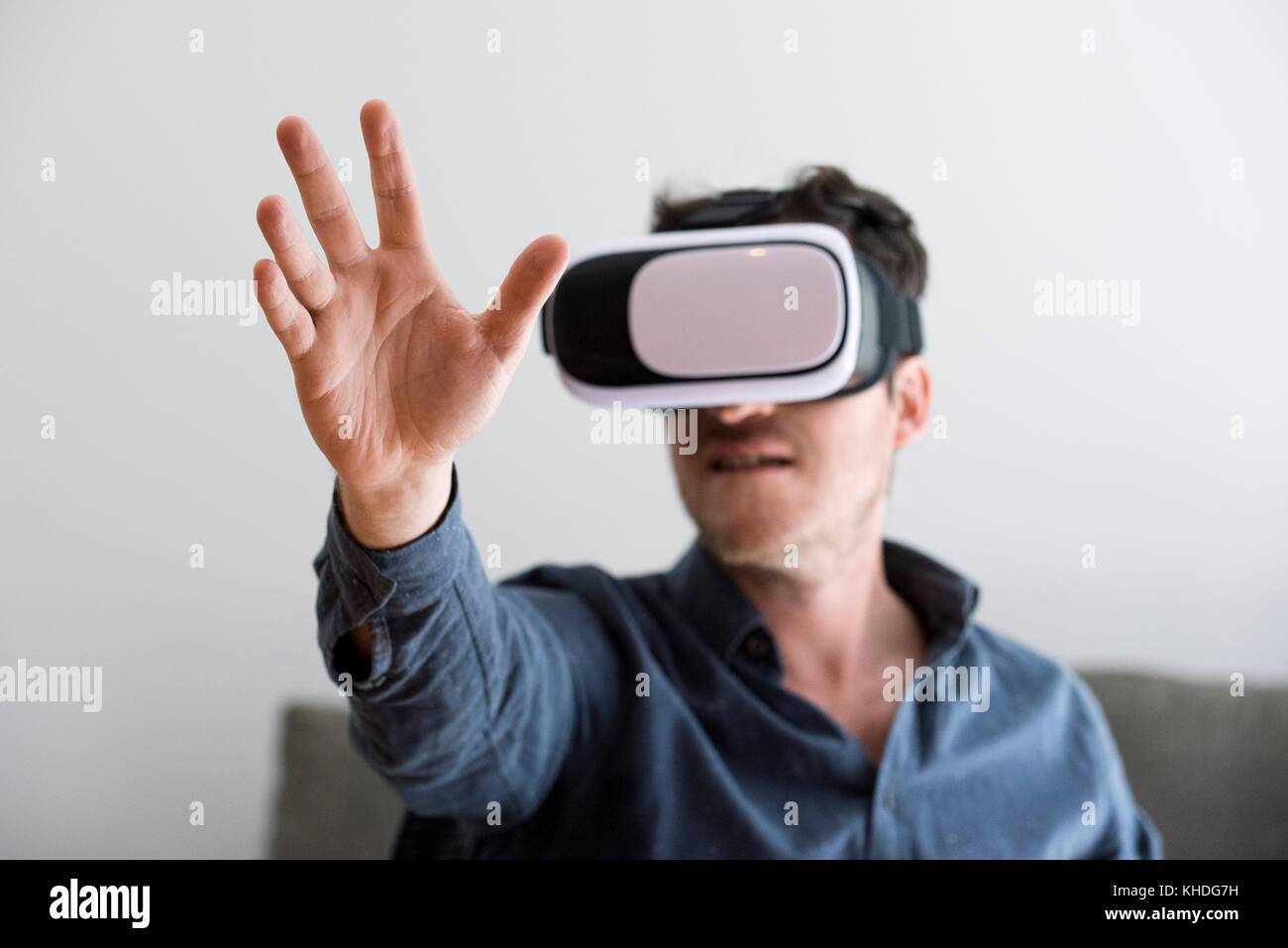 Mitte der erwachsene Mann mit Virtual reality Headset Stockfoto