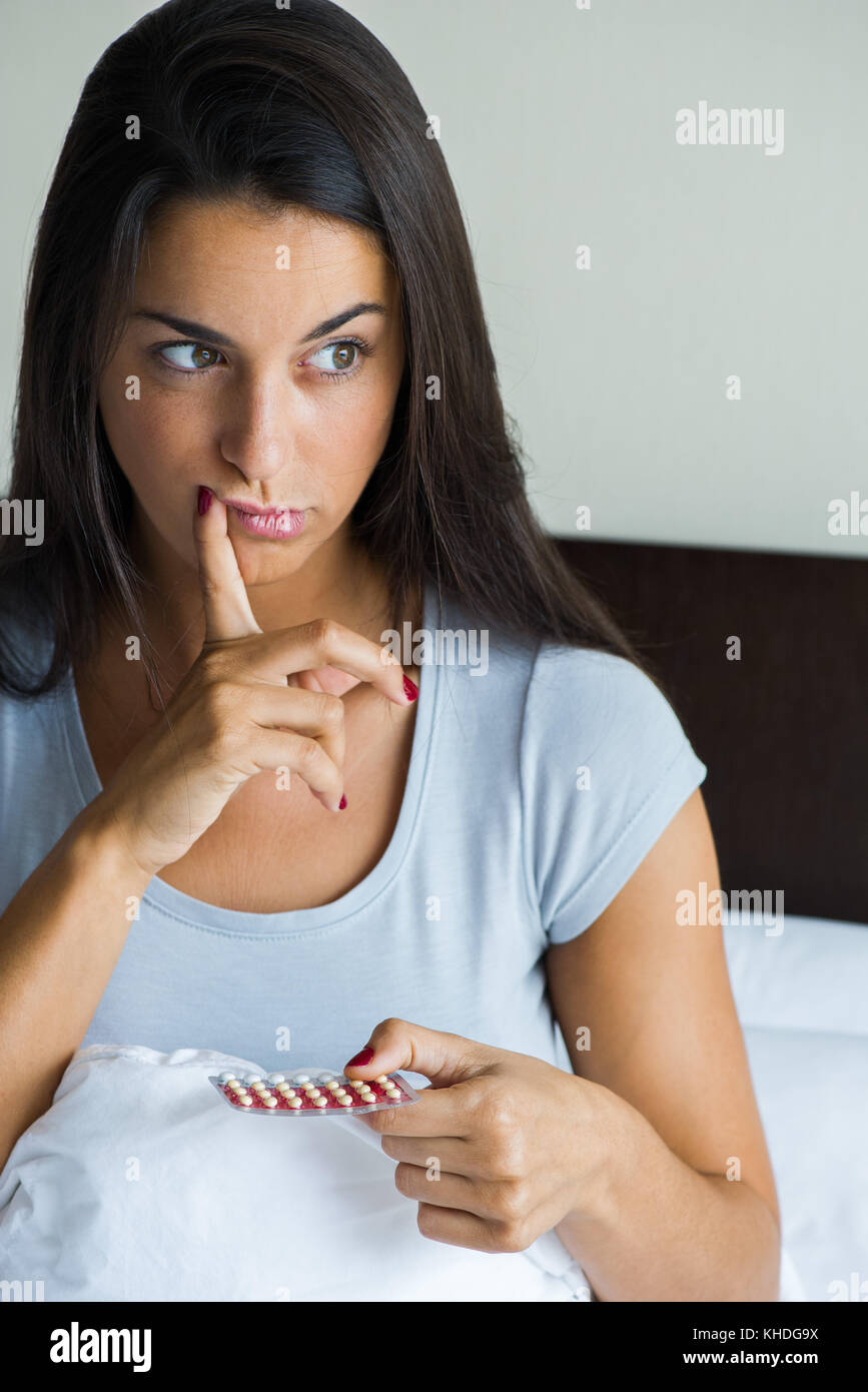 Frau mit Pille Stockfoto