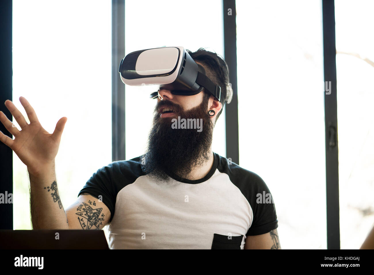 Mann mit virtual-Reality-simulator Stockfoto