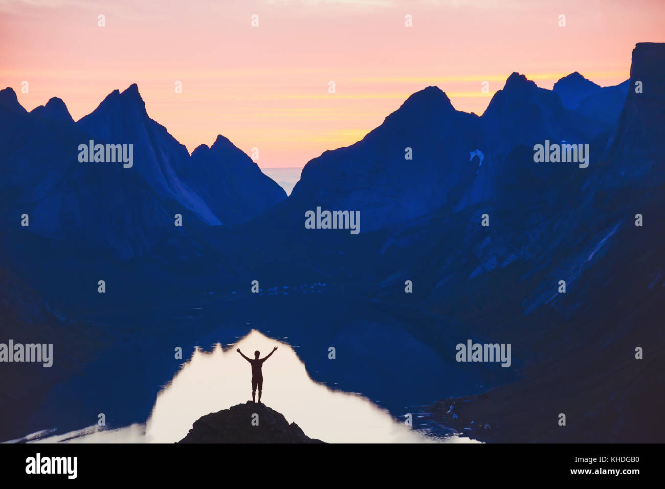 Mensch und Natur, Silhouette der Person mit den Händen auf schöne Berglandschaft bei Sonnenuntergang angehoben Stockfoto