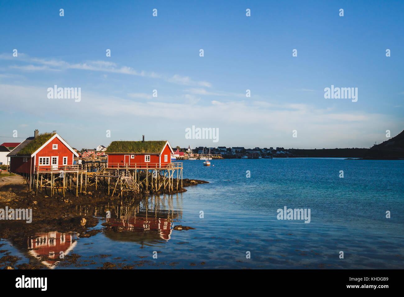 Schöne Landschaft von Norwegen, traditionelle Holzhäuser mit Grasdach in Fischerdorf Reine in Lofoten Stockfoto