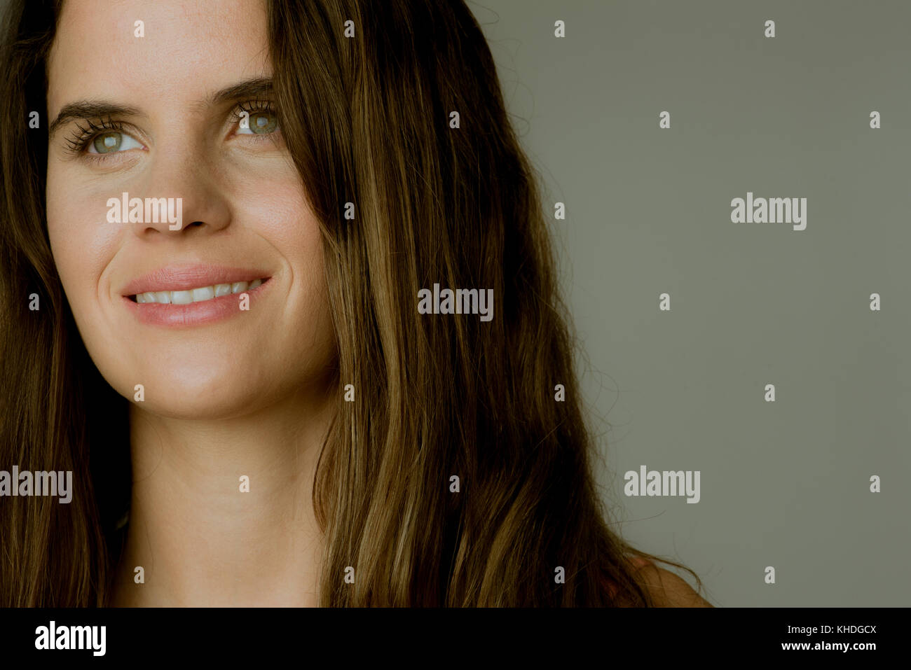 Junge Frau weg schauen und lächeln, Porträt Stockfoto