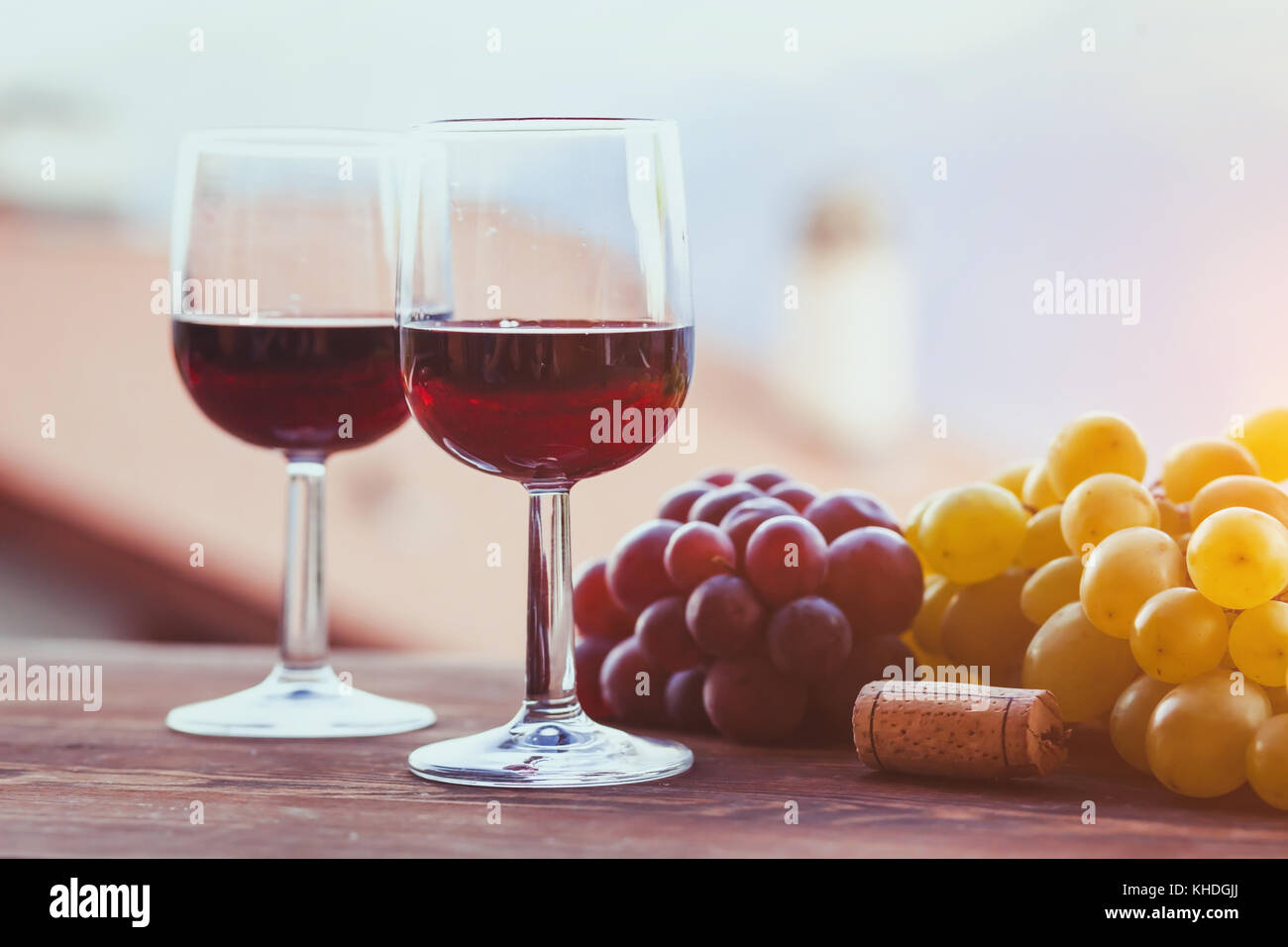 Zwei Gläser Rotwein und Traubensaft, Hintergrund mit Kopie Raum Stockfoto