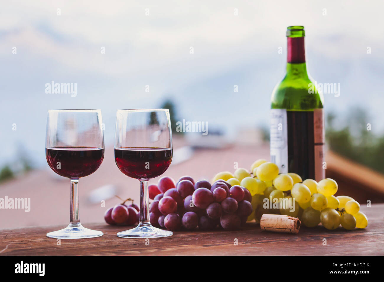 Zwei Gläser Rotwein im Restaurant, Hintergrund Stockfoto