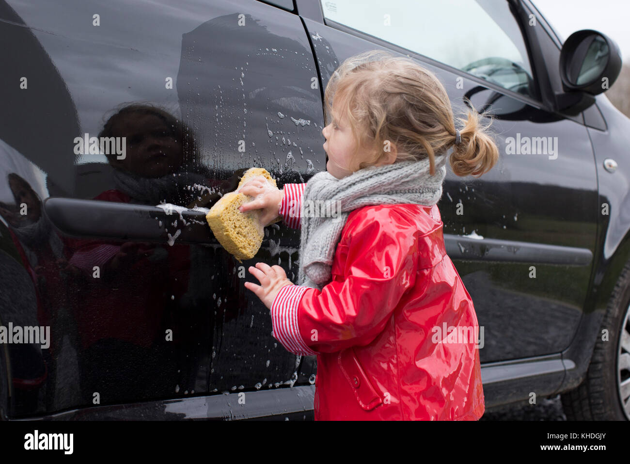 Kleines Mädchen Autoreinigung Stockfoto