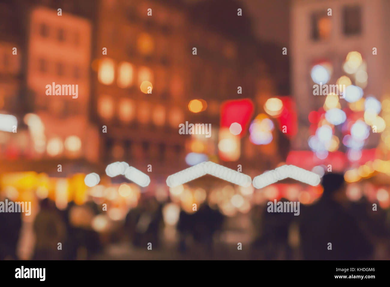 Verschwommen Weihnachtsmarkt in Europa, Holiday Shopping Hintergrund Stockfoto