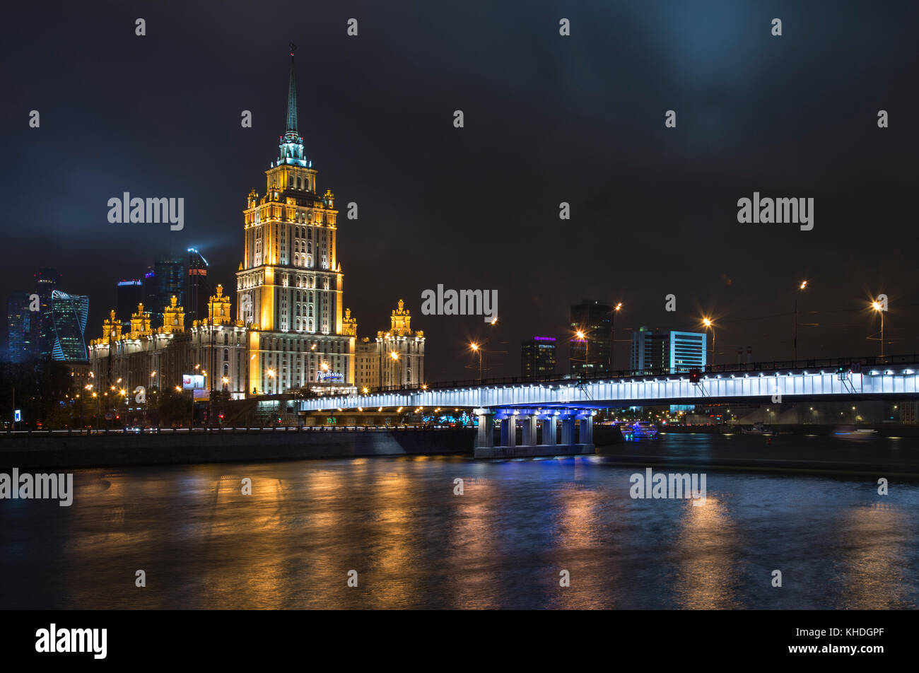 Russland, Moskau, Nacht Blick auf River, New City Komplex und hohe Gebäude der stalinistischen Ära Stockfoto