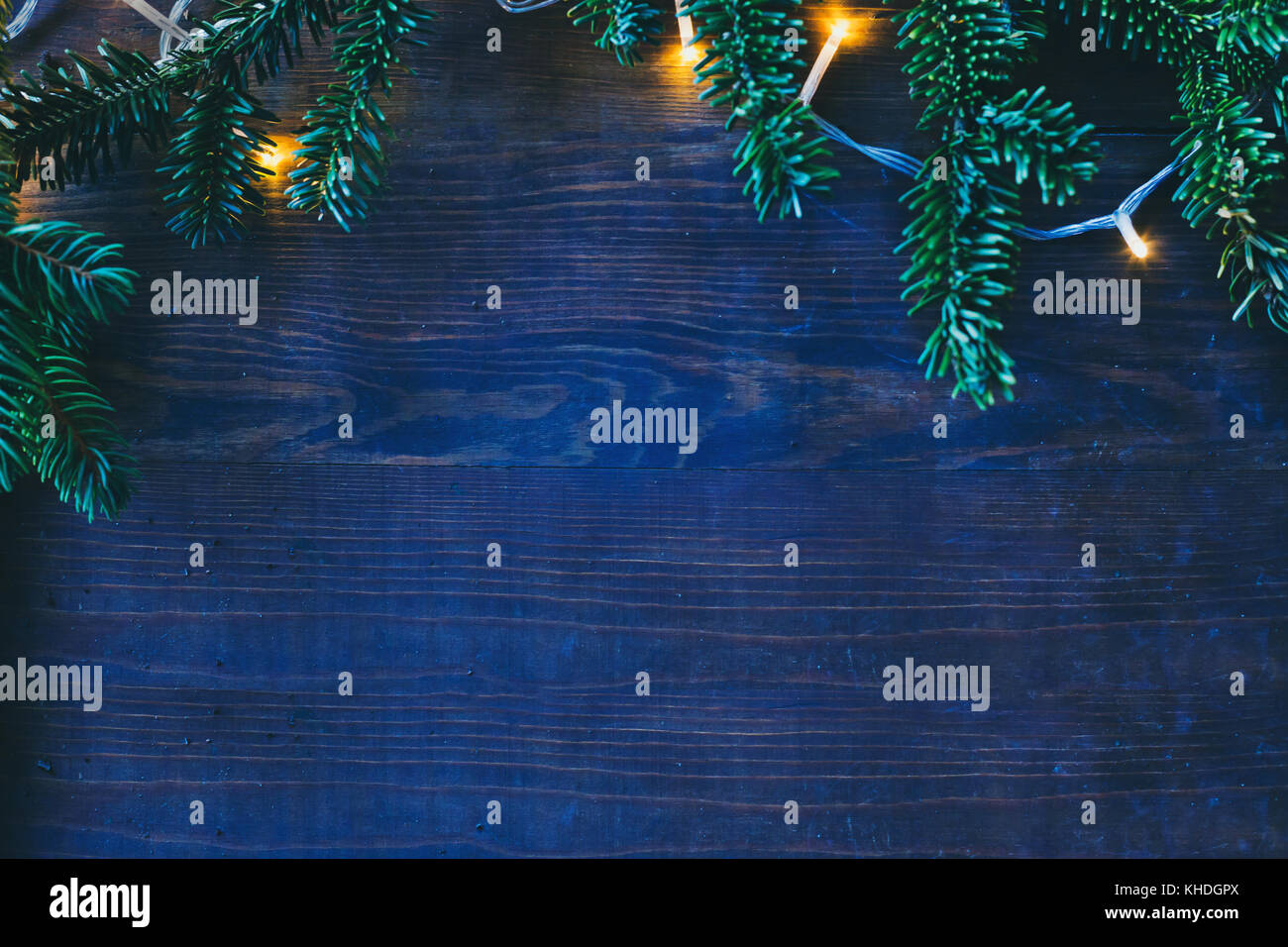 Blaue kalte Weihnachten Hintergrund mit gemütlichen gelbe Leuchten und Copyspace Stockfoto