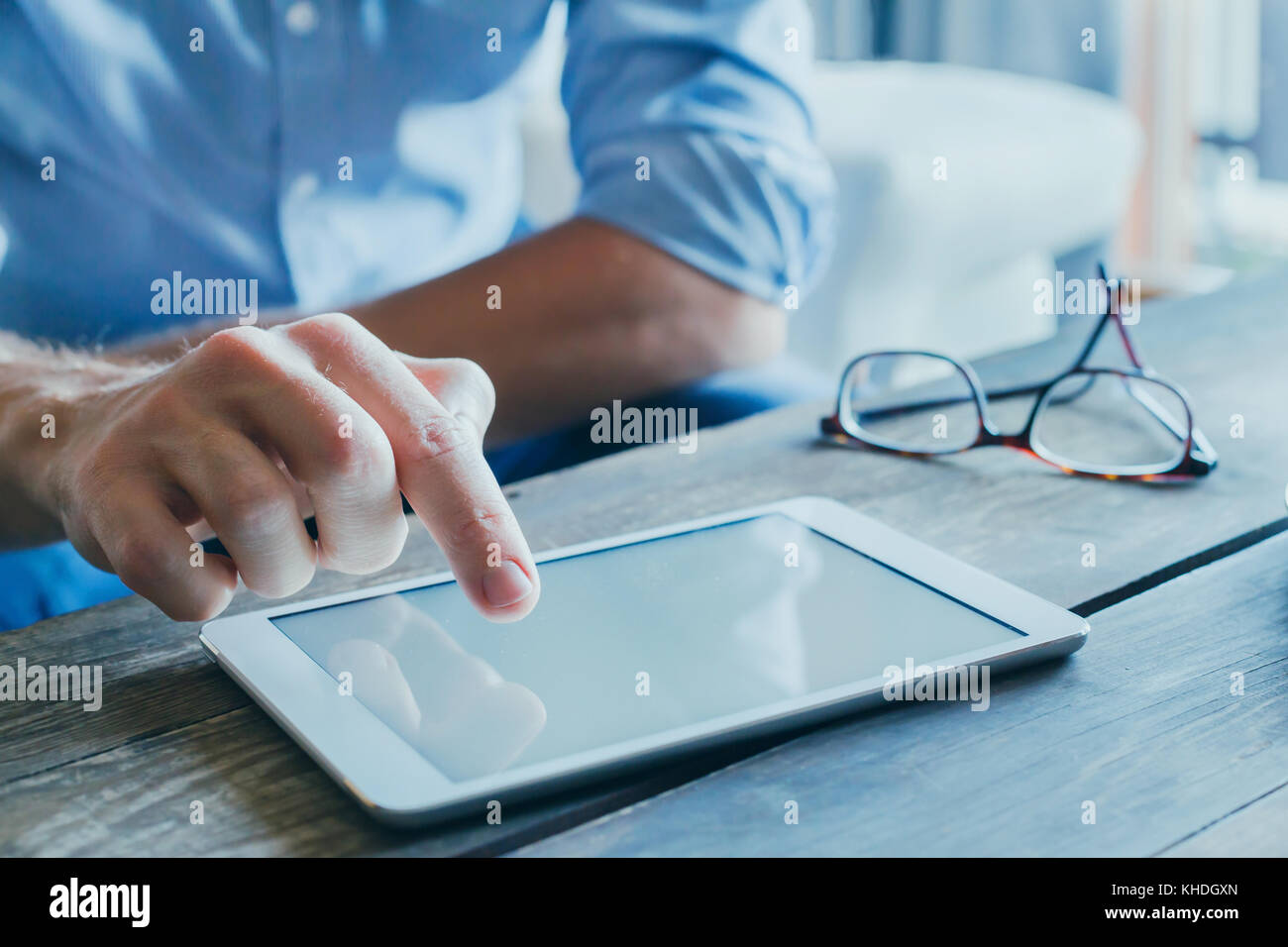 Mann, das Lesen von E-Mails und Nachrichten auf Social Media, in der Nähe der Hände mit digitalen Tablet Computer, Bankgeschäfte online Stockfoto