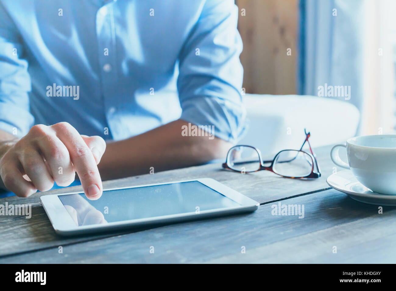 Mann mit digitalen Tablet Computer, Nahaufnahme der Hand, Business und Technologie Hintergrund mit Kopie Raum Stockfoto