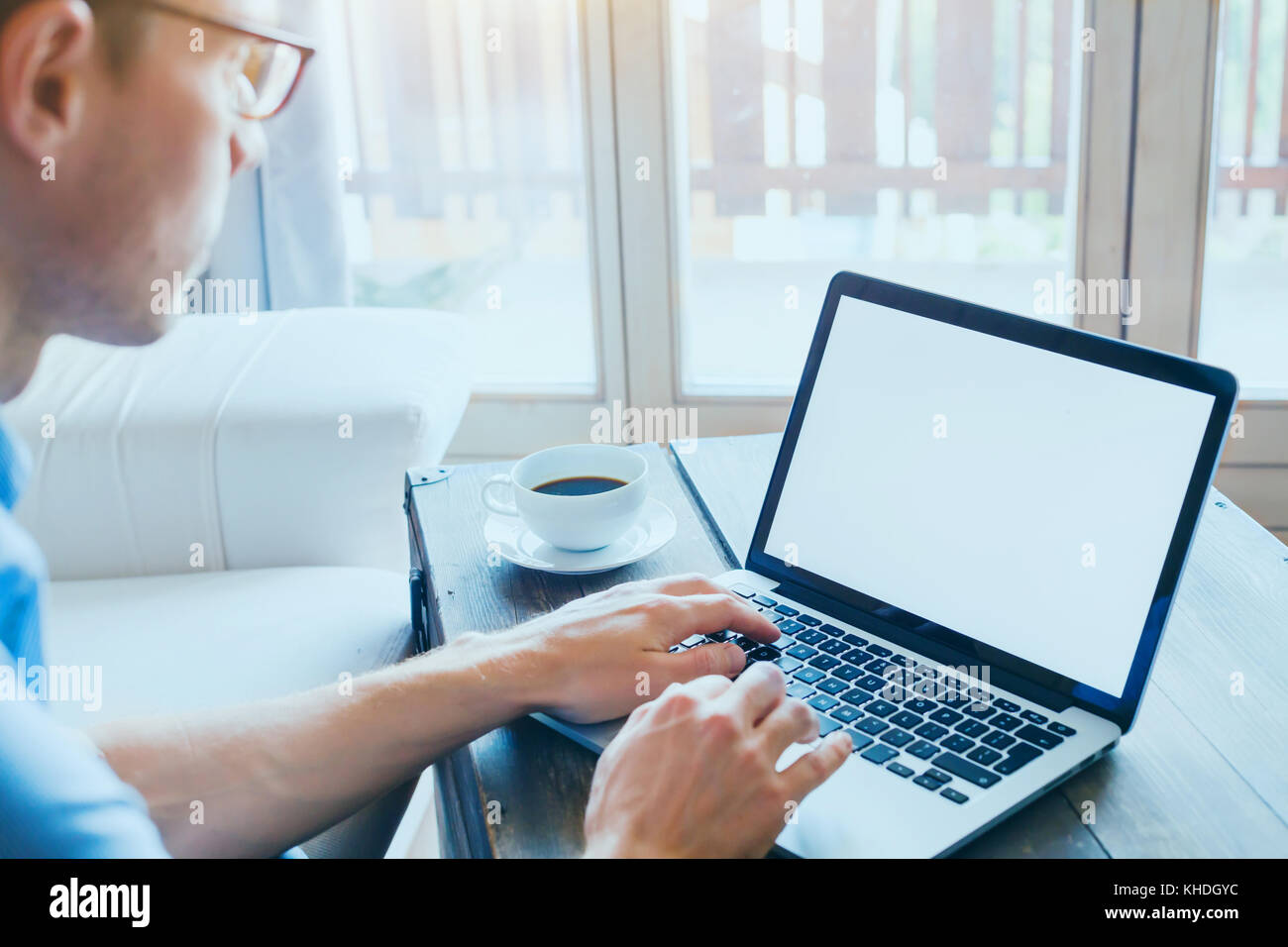 Unternehmer Unternehmer Arbeiten am Laptop mit Leeren leeren Bildschirm Hintergrund Stockfoto