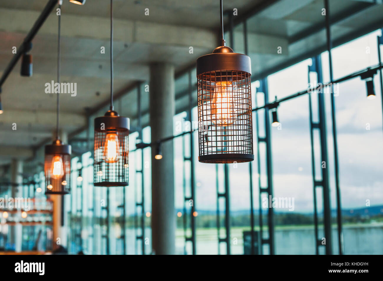 Pendelleuchten, die in der abstrakten moderne Interieur des Cafe oder Restaurant, skandinavisches Design Stockfoto