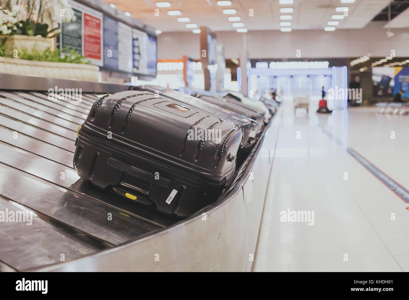 Gepäckausgabe am Flughafen, abstrakte Gepäck mit vielen Koffern Stockfoto