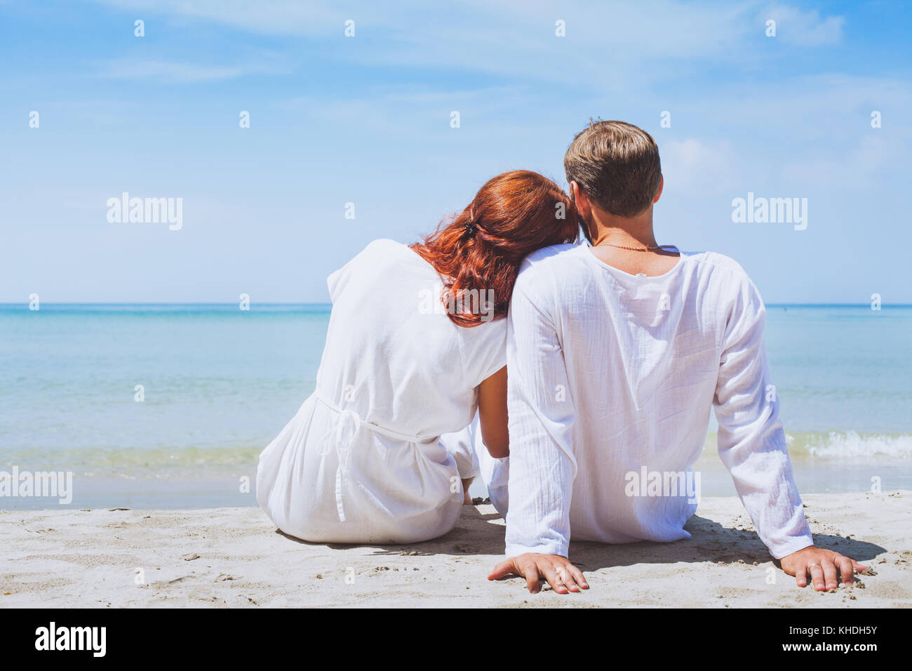 Glückliches Paar am Strand, Sommerurlaub oder Flitterwochen Hintergrund Stockfoto