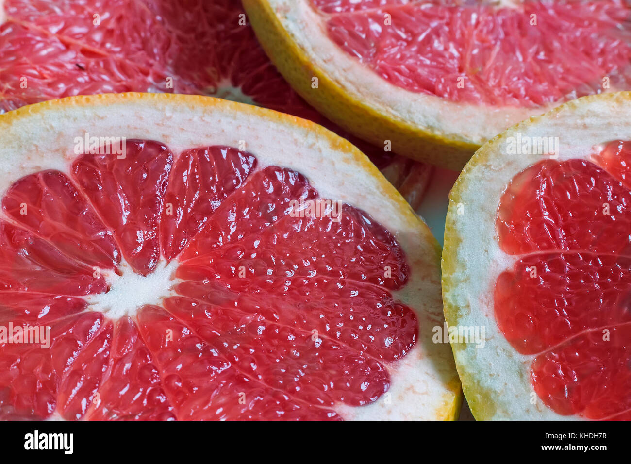 Auf dem Tisch geschnittenes Obst Grapefruit. Präsentiert Nahaufnahme. Die Aussicht von oben. Stockfoto