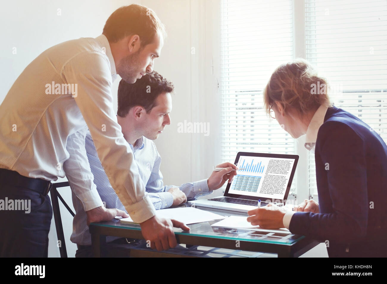 Geschäftsleute auf Projekt zusammen arbeiten im Büro, Teamarbeit Konzept Stockfoto