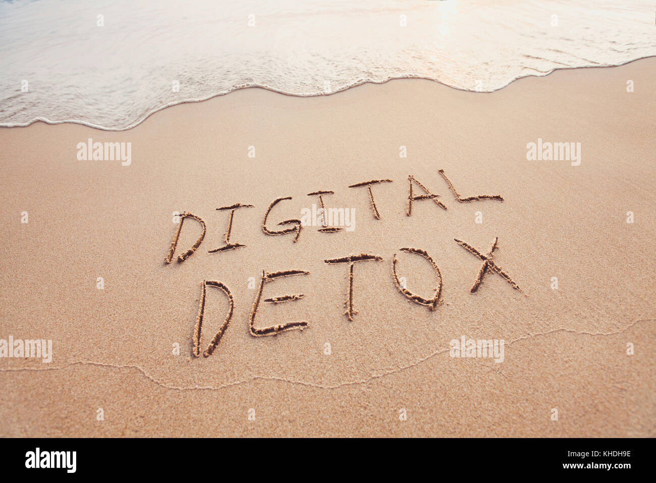 Digital detox Konzept, Worte, die er in den Sand Strand geschrieben Stockfoto
