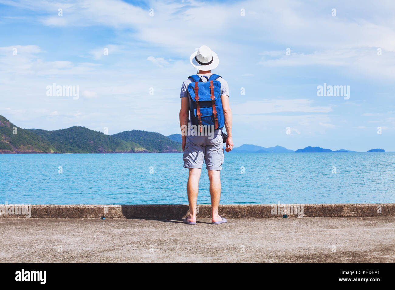 Touristische Reisende mit Rucksack bereit für neue Abenteuer, Hintergrund mit Kopie Raum Stockfoto