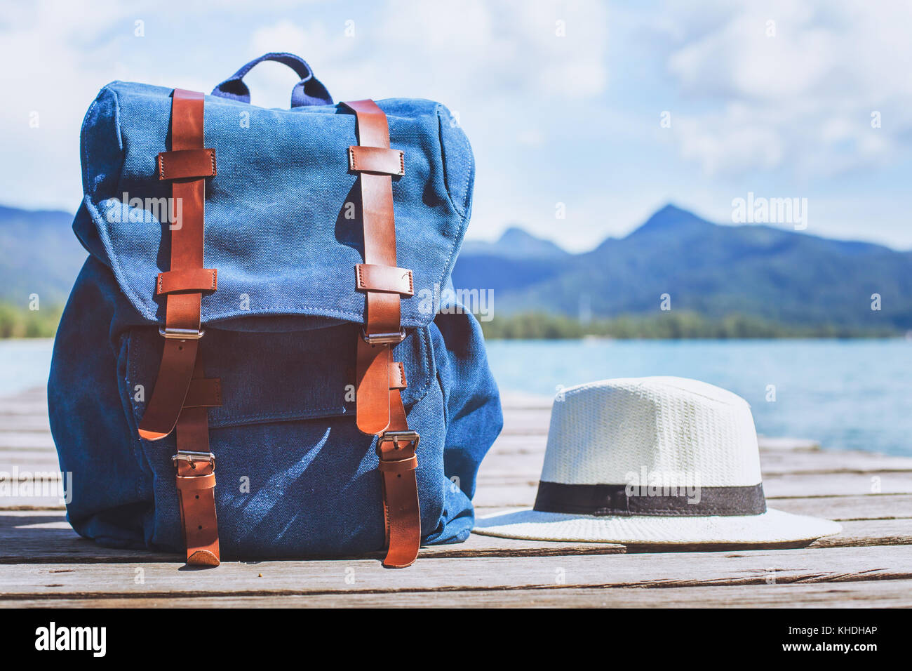 Traveler Rucksack und Hut, für den Sommerurlaub Reise bereit, Reisen Hintergrund mit Kopie Raum Stockfoto