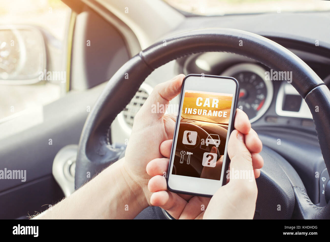 Auto Versicherung Konzept, Treiber lesen Website auf dem Smartphone Stockfoto