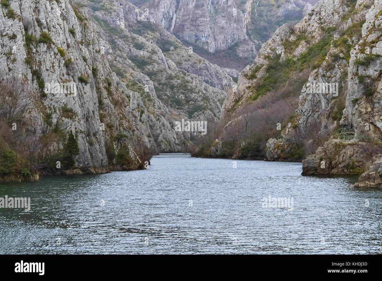 Schöne Schlucht namens Matka und Fluss in der Nähe von Skopje als touristische Attraktion Stockfoto