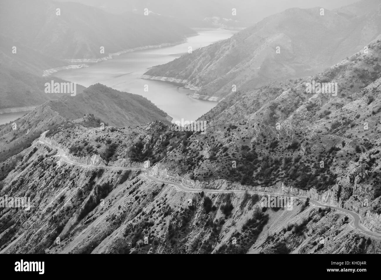 Schöne Aussicht von der Spitze des Berges in den Farben Schwarz und Weiß Stockfoto